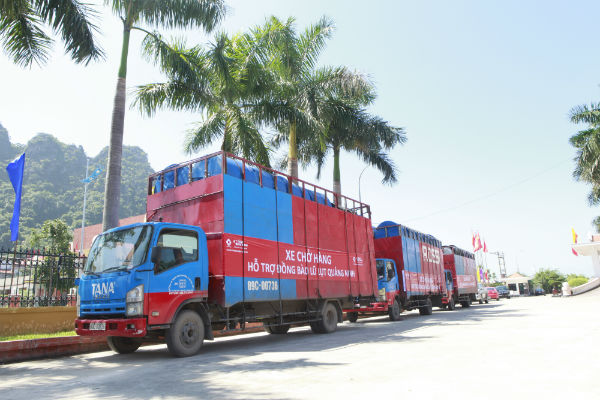Đoàn xe chở Bồn nước Tân Á hỗ trợ lũ lụt đồng bào Quảng Ninh  