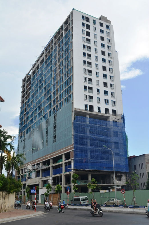 UBND TP Hà Nội yêu cầu chủ đầu tư xây dựng tòa nhà 8B Lê Trực tháo dỡ ngay các tầng xây dựng sai phép
