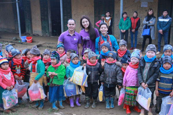 Hoa hậu Nguyễn Cao Kỳ Duyên với ban tổ chức mô hình du lịch thiện nguyện tại Hà Giang 