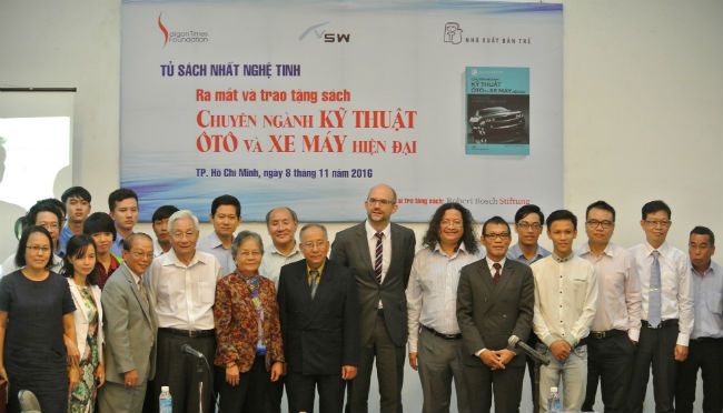 Các dịch giả và đội ngũ thực hiện Dự án Tủ sách Nhất Nghệ tinh chụp ảnh kỷ niệm cùng sinh viên trong buổi ra mắt sách
