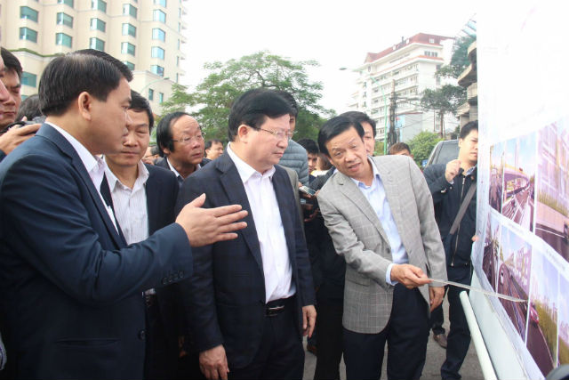 Phó thủ tướng Trịnh Đình Dũng kiểm tra thực địa Dự án Cầu vượt đường An Dương và đường Nghi Tàm