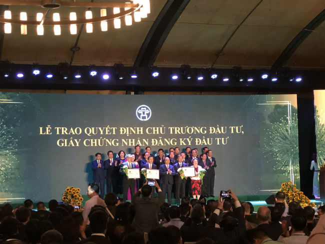 Thủ tướng Chính phủ Nguyễn Xuân Phúc trao giấy chứng nhận đầu tư cho 