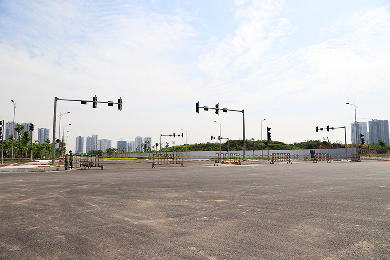 Do chưa thông xe nên chủ đầu tư rào chắn 2 đầu đường (đoạn từ đường 40m trong Khu đô thị Tây Hồ Tây đến đường Ngô Minh Dương).