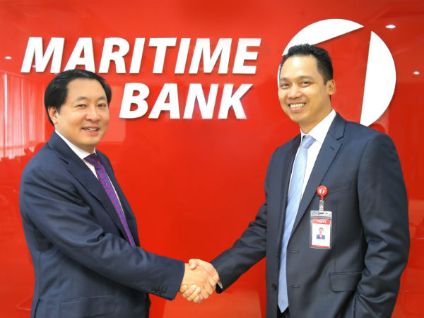 Chủ tịch HĐQT Maritime Bank Trần Anh Tuấn (trái) chúc mừng Tổng Giám đốc mới
