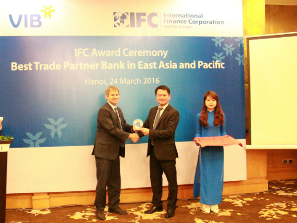 Lãnh đạo IFC trao giải thưởng cho VIB