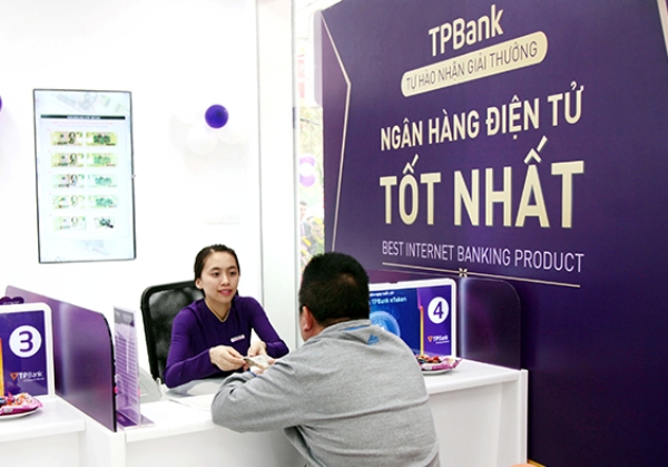 TPBank Thanh Hoá đón tiếp nhiều lượt khách hàng tới thăm quan và giao dịch ngay ngày đầu khai trương