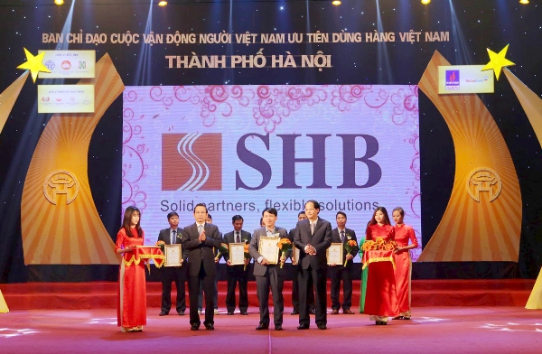 Ông Lê Đăng Khoa – Phó Tổng Giám đốc SHB nhận giải thưởng “Top 10 Hàng Việt Nam được người tiêu dùng yêu thích”