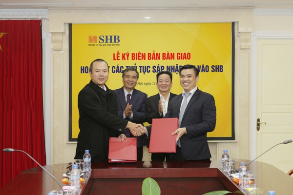 Ông Nguyễn Văn Lê – Tổng Giám đốc SHB (bên phải) và Ông Hoàng Trọng Đức - Tổng Giám đốc VVF ký biên bàn bàn giao, sáp nhập VVF vào SHB   