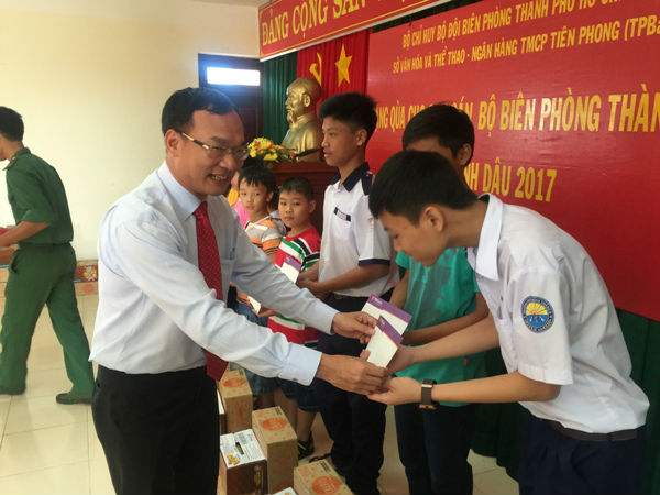 Ông Khúc Văn Họa – Phó tổng giám đốc TPBank trao quà cho các em nhỏ thuộc Hải đội 2