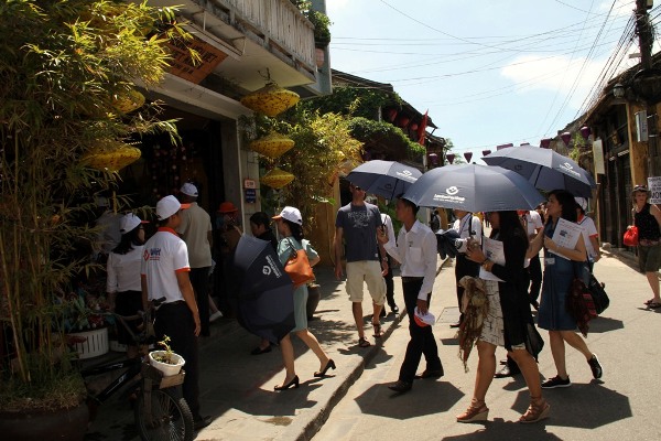 Các đại biểu trải nghiệm ứng dụng Ví Việt khi mua sắm tại Hội An