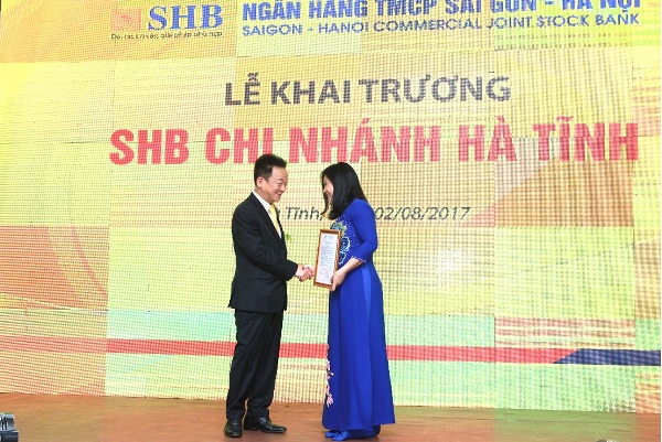 Chủ tịch HĐQT SHB – Ông Đỗ Quang Hiển trao Quyết định thành lập SHB Hà Tĩnh cho Giám đốc chi nhánh