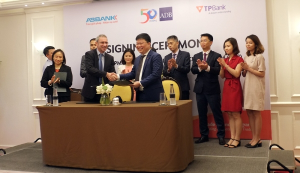 Steven Beck – Giám đốc TFP của ADB và TGĐ TPBank Nguyễn Hưng tại lễ ký kết  trước đó ngày 24/5/2017