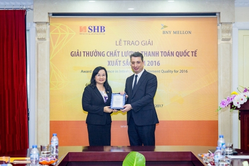 Bà Ngô Thu Hà - Phó Tổng giám đốc SHB nhận giải thưởng từ Ông Arnon Goldstein - Giám đốc điều hành, Trưởng bộ phận Quan hệ khách hàng và Bán hàng khu vực Châu Á Thái Bình Dương của BNY Mellon