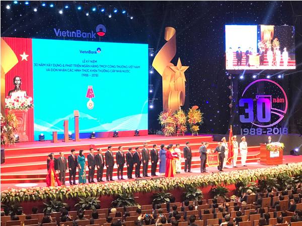 Thay mặt lãnh đạo Đảng, Nhà nước, Thủ tướng đã trao Huân chương lao động Hạng Nhất, Cờ thi đua của Chính phủ cho Vietinbank.