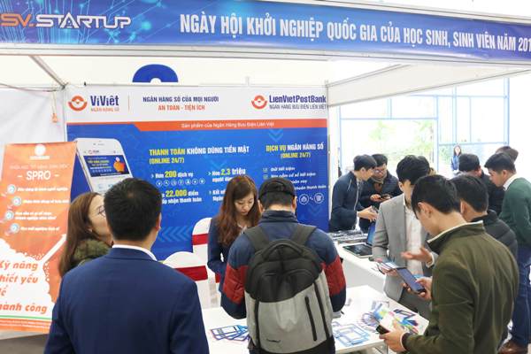 Gian hàng Ví Việt – ngân hàng số của LienVietPostBank thu hút đông đảo học sinh, sinh viên và các bạn trẻ hưởng ứng tham gia.