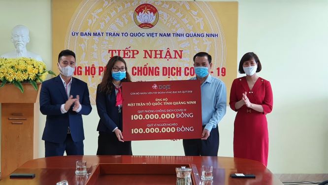 Đại diện Tập đoàn VBĐQ DOJI ủng hộ UBMTTQ tỉnh Quảng Ninh.