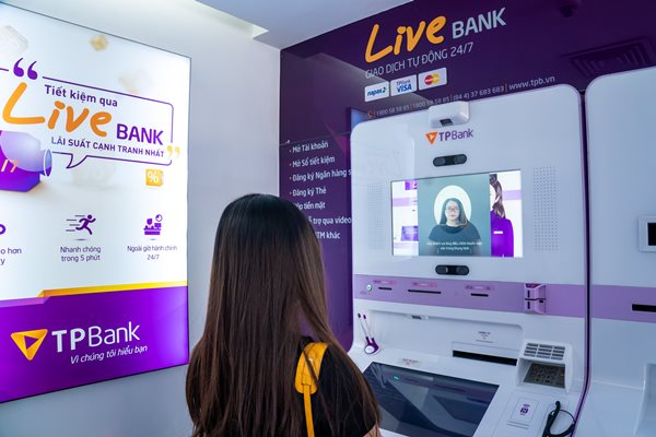 LiveBank - hệ thống phòng giao dịch tự động 24/7 thay thế phòng giao dịch truyền thống - là biểu tượng lớn nhất trong sự dịch chuyển công nghệ của TPBank