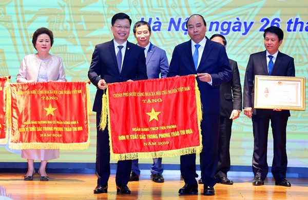 Tổng Giám đốc TPBank - Ông Nguyễn Hưng đón nhận cờ thi đua từ Thủ tướng Chính phủ