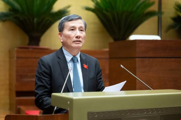 Chủ nhiệm Ủy ban Khoa học, Công nghệ và Môi trường Lê Quang Huy trình bày Báo cáo thẩm tra