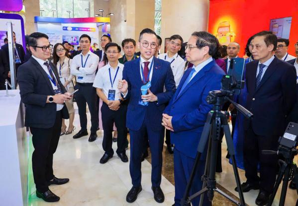 Ông Phùng Duy Khương - Phó TGĐ Thường trực VPBank chia sẻ các giải pháp thanh toán số cùng Thủ tướng