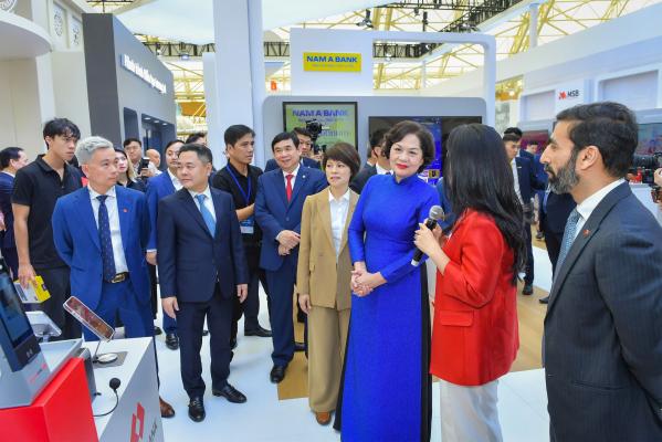 Thống đốc NHNN Nguyễn Thị Hồng cùng các đại biểu tại triển lãm
