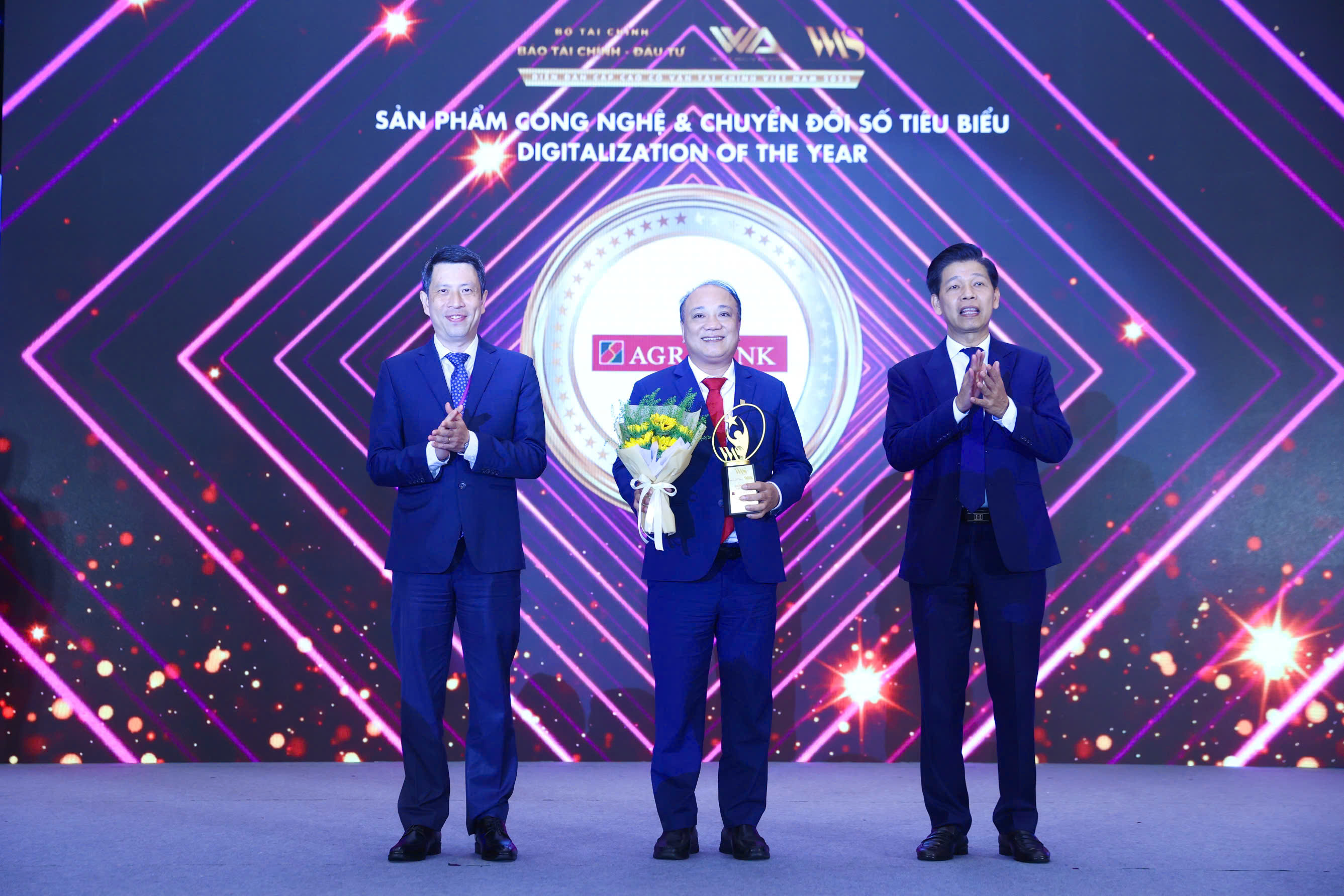 Ông ng Nguyễn Khắc Trung, Trưởng Ban ngân hàng số - Đại diện Agribank nhận vinh danh Sản phẩm công nghệ và chuyển đổi số tiêu biểu
