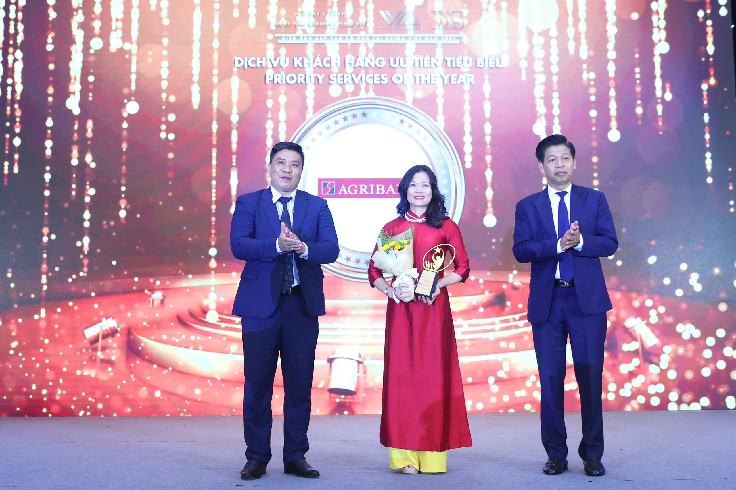 Bà Nguyễn Thị Thu Thủy, Phó Giám đốc Trung tâm Chăm sóc khách hàng - Đại diện Agribank nhận vinh danh Dịch vụ khách hàng ưu tiên tiêu biể