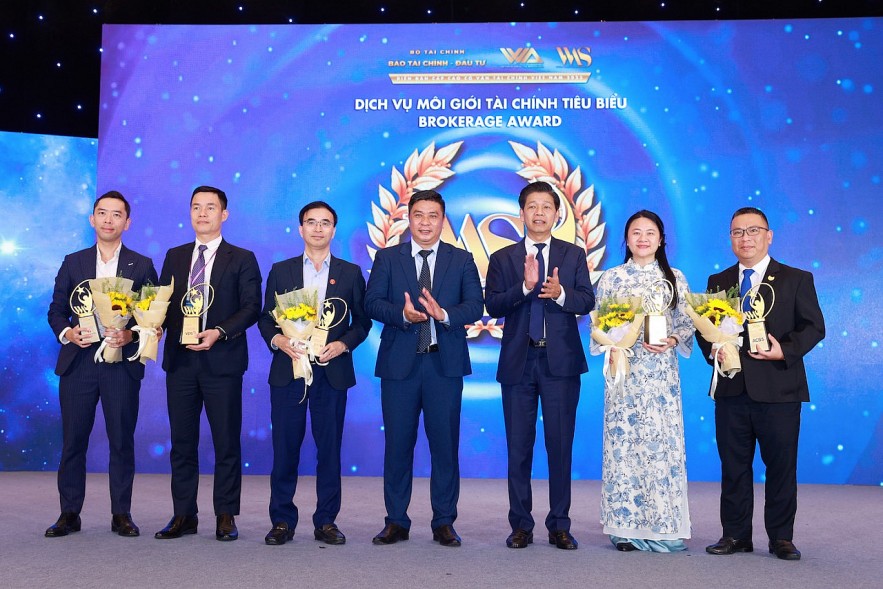 Ông Phạm Văn Hoành, Tổng Biên tập Báo tài chính - Đầu tư, Trưởng Ban Tổ chức Diễn đàn và ông Nguyễn Minh Tuấn, Giám đốc điều hành Cộng đồng Cố vấn tài chính Việt Nam (VWA) chúc mừng các đơn vị được vinh danh Dịch vụ môi giới tài chính tiêu biểu gồm: CTCP chứng khoán Kỹ Thương, CTCP chứng khoán VPS, CTCP chứng khoán Agribank, Công ty TNHH chứng khoán ACB, CTCP chứng khoán Rồng Việt. - Ảnh: Chí Cường
