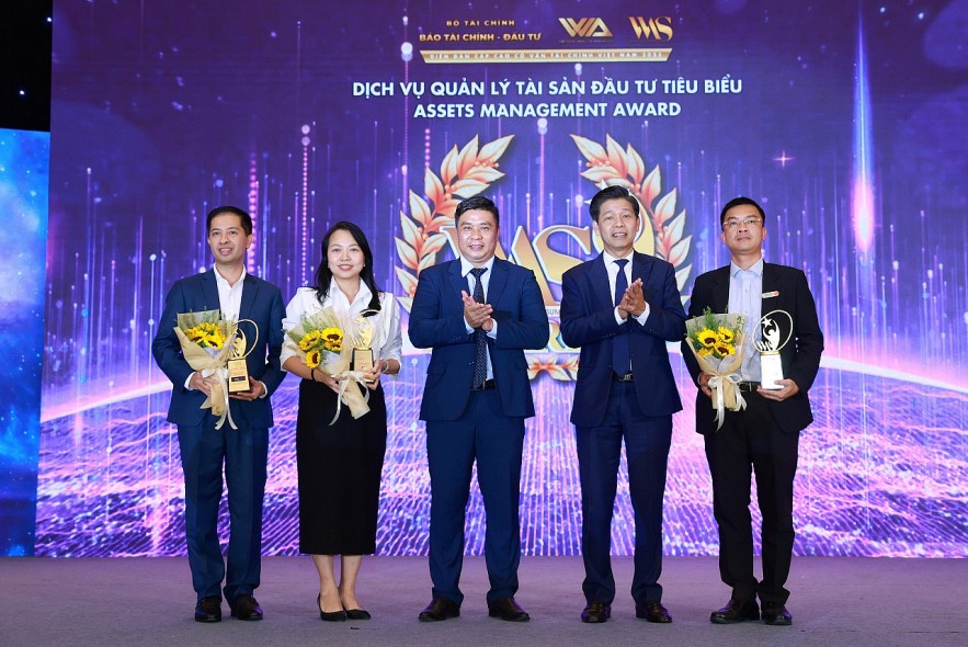 Ông Phạm Văn Hoành, Tổng Biên tập Báo tài chính - Đầu tư, Trưởng Ban Tổ chức Diễn đàn và ông Nguyễn Minh Tuấn, Giám đốc điều hành Cộng đồng Cố vấn tài chính Việt Nam (VWA) chúc mừng các đơn vị được vinh danh Dịch vụ Quản lý tài sản đầu tư tiêu biểu gồm: CTCP Quản lý quỹ Kỹ Thương, CTCP Quản lý quỹ Thiên Việt, CTCP Quản lý quỹ Rồng Việt. - Ảnh: Chí Cường