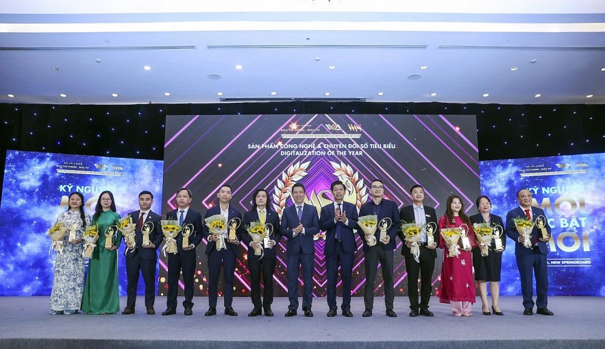 Ông Phạm Văn Hoành, Tổng Biên tập Báo tài chính - Đầu tư, Trưởng Ban Tổ chức Diễn đàn và ông ông Phan Lê Thành Long, CEO AFA Group, Đồng sáng lập Cộng đồng Cố vấn tài chính Việt Nam (VWA) chúc mừng các đơn vị được vinh danh Sản phẩm công nghệ và chuyển đổi số tiêu biểu gồm: CTCP chứng khoán Agribank, ngân hàng TMCP Ngoại thương Việt Nam, Meey Group, ngân hàng TMCP Xuất Nhập khẩu Việt Nam, CTCP chứng khoán Kỹ Thương, ngân hàng Nông nghiệp và Phát triển nông thôn Việt Nam, Công ty TNHH chứng khoán ACB, Công ty TNHH chứng khoán Maybank, CTCP chứng khoán Rồng Việt, Công ty Cổ phần Đầu tư VAM, ngân hàng TMCP Lộc Phát Việt Nam. - Ảnh: Đức Thanh