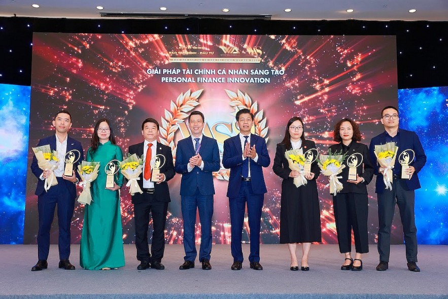 Ông Phạm Văn Hoành, Tổng Biên tập Báo tài chính - Đầu tư, Trưởng Ban Tổ chức Diễn đàn và ông ông Phan Lê Thành Long, CEO AFA Group, Đồng sáng lập Cộng đồng Cố vấn tài chính Việt Nam (VWA) chúc mừng các đơn vị được vinh danh Giải pháp tài chính cá nhân sáng tạo gồm: CTCP chứng khoán Kỹ Thương, ngân hàng TMCP Ngoại thương Việt Nam, ngân hàng Nông nghiệp và Phát triển nông thôn Việt Nam, CTCP Đầu tư VAM, CTCP chứng khoán KB Việt Nam, CTCP chứng khoán Rồng Việt. - Ảnh: Chí Cường