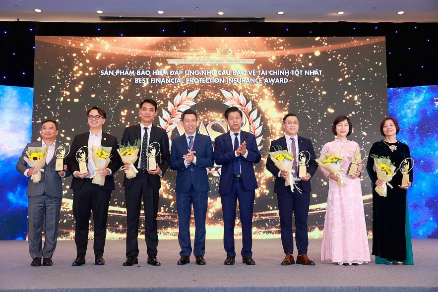 Ông Phạm Văn Hoành, Tổng Biên tập Báo tài chính - Đầu tư, Trưởng Ban Tổ chức Diễn đàn và ông Phan Lê Thành Long, CEO AFA Group, Đồng sáng lập Cộng đồng Cố vấn tài chính Việt Nam (VWA) chúc mừng các đơn vị được vinh danh Sản phẩm bảo hiểm đáp ứng nhu cầu bảo vệ tài chính tốt nhất gồm: Công ty TNHH Bảo hiểm Nhân thọ FWD Việt Nam, Công ty TNHH Bảo hiểm Generali Việt Nam, Công ty TNHH Bảo hiểm Nhân thọ AIA Việt Nam, Công ty TNHH Manulife Việt Nam, Công ty TNHH Bảo hiểm Hanwha Life Việt Nam, Công ty TNHH Bảo hiểm Shinhan Life Việt Nam. - Ảnh: Chí Cường