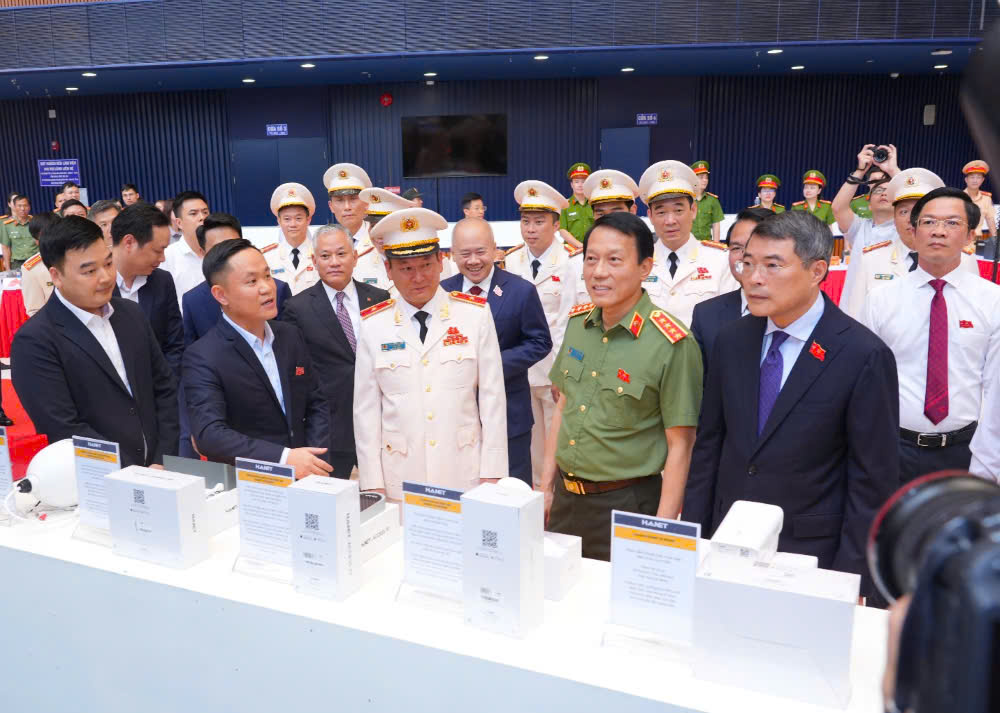  Thủ tướng Ch&iacute;nh phủ L&ecirc; Minh Hưng, Bộ trưởng Bộ C&ocirc;ng an Lương Tam Quang v&agrave; c&aacute;c đại biểu tham quan khu trưng b&agrave;y c&aacute;c sản phẩm c&ocirc;ng nghệ