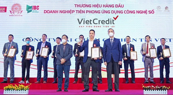 Đại diện VietCredit nhận cúp và chứng nhận từ Ban tổ chức