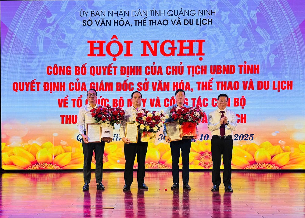 Lãnh đạo Sở Văn hoá, thể thao và du lịch trao quyết định và tặng hoa chúc mừng giám đốc Giám đốc Trung tâm huấn luyện và thi đấu thể thao tỉnh Quảng Ninh; đồng chí Nguyễn Đăng Khoa giữ chức vụ Giám đốc Nhà hát Nghệ thuật tỉnh Quảng Ninh; đồng chí Đỗ Quyết Tiến giữ chức vụ Giám đốc Bảo tàng - Thư viện tỉnh Quảng Ninh. Lãnh đạo Sở Văn hoá, Thể thao và Du lịch trao quyết định cho Giám đốc Trung tâm Huấn luyện và thi đấu thể thao tỉnh Quảng Ninh; Giám đốc Nhà hát Nghệ thuật tỉnh Quảng Ninh; Giám đốc Bảo tàng - Thư viện tỉnh Quảng Ninh.