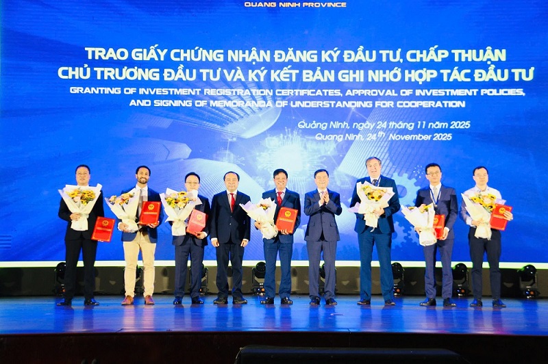 Các nhà đầu tư nhận quyết định chấp thuận chủ trương đầu tư, chứng nhận đăng ký đầu tư cho các Dự án tại hội nghị. Ảnh Tiến Dũng