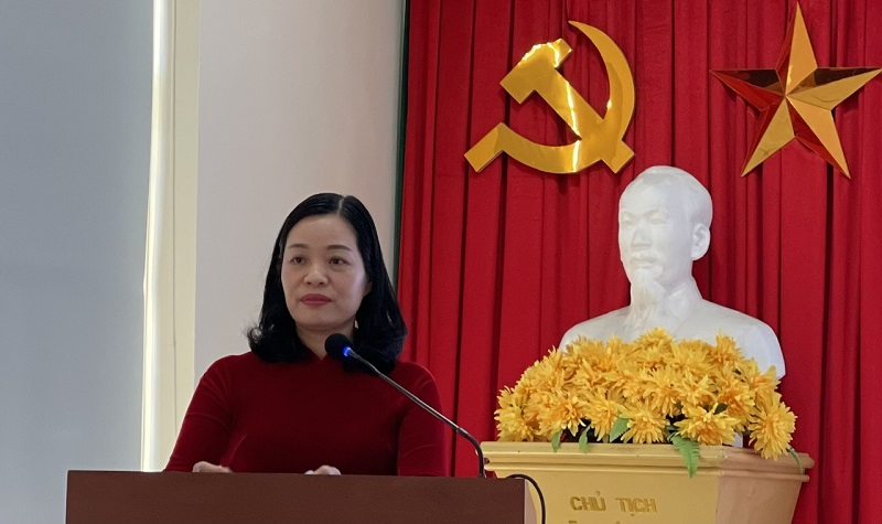 Bà Ngô Thị Vân – Trưởng Thống kê tỉnh Quảng Ninh thông tin tại buổi họp. Ảnh Tiến Dũng