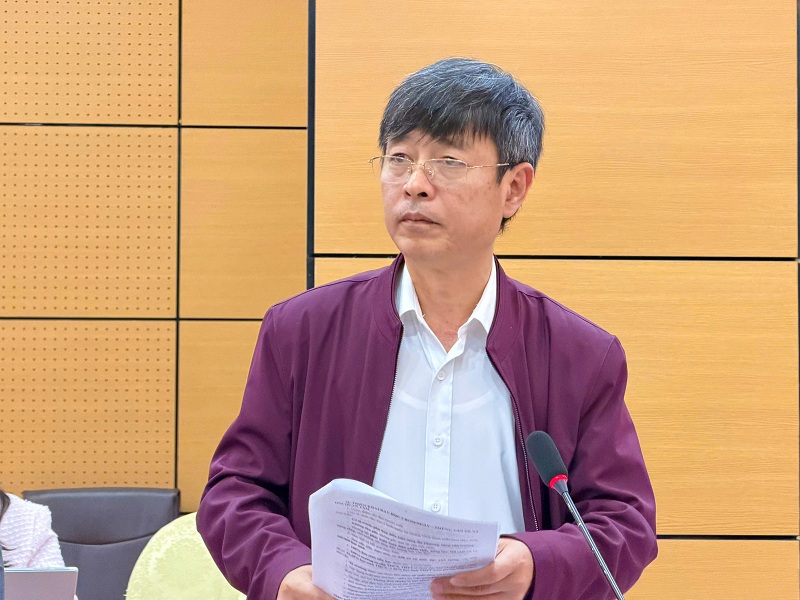 &Ocirc;ng Đinh Ngọc Sơn, Ph&oacute; Gi&aacute;m đốc Sở GD-ĐT tỉnh Quảng Ninh th&ocirc;ng tin tại hội nghị. Ảnh: T.T