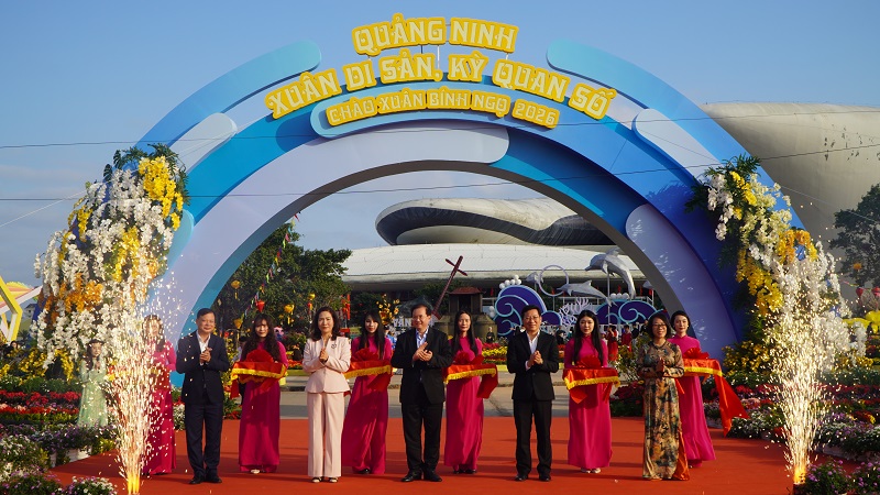 C&aacute;c đại biểu cắt băng kh&aacute;nh th&agrave;nh Đại lộ hoa v&agrave; c&ocirc;ng nghệ &aacute;nh s&aacute;ng b&ecirc;n Vịnh Hạ Long.