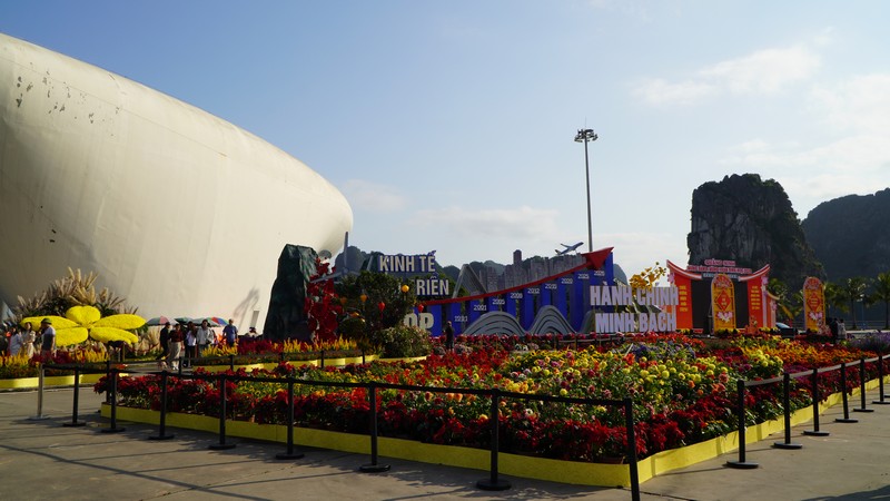 Mỗi cụm đại cảnh là một lát cắt sinh động về những trụ cột phát triển của tỉnh - từ biểu tượng tăng trưởng kinh tế, không gian văn hóa vùng mỏ, đến chính quyền số và mục tiêu lấy con người làm trung tâm. Ảnh Tiến Dũng