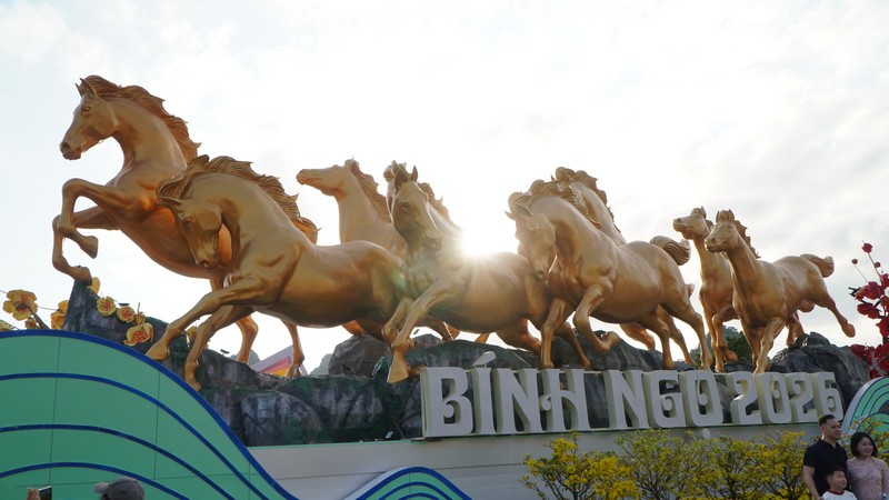 sự kết hợp hài hòa giữa linh vật ngựa - biểu tượng của năm Bính Ngọ và những đảo hoa lớn mang các chủ đề đa dạng, rực rỡ sắc xuân đan xen