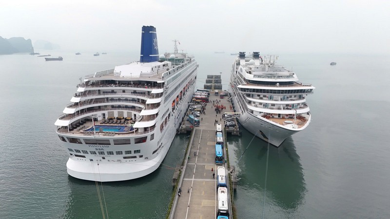 Hai siêu du thuyền Seabourn Encore và Piano Land chở gần 2000 khách quốc tế cập cảng tàu khách quốc tế Hạ Long sáng mùng 1 Tết Nguyên Đán Bính Thìn. Ảnh Tiến Dũng