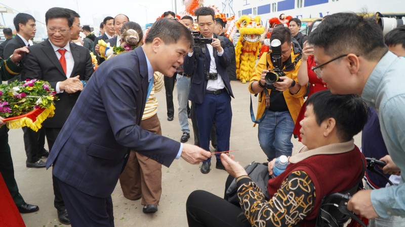 Đại diện Lãnh đạo Tỉnh Quảng Ninh và sở ban ngành chức năng chụp ảnh lưu niệm cùng du khách quốc tế