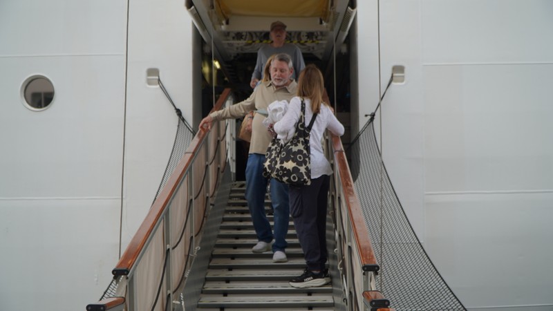 Những du khách đầu tiên xông đất cảng tàu khách quốc tế Hạ Long. Ảnh Tiến Dũng