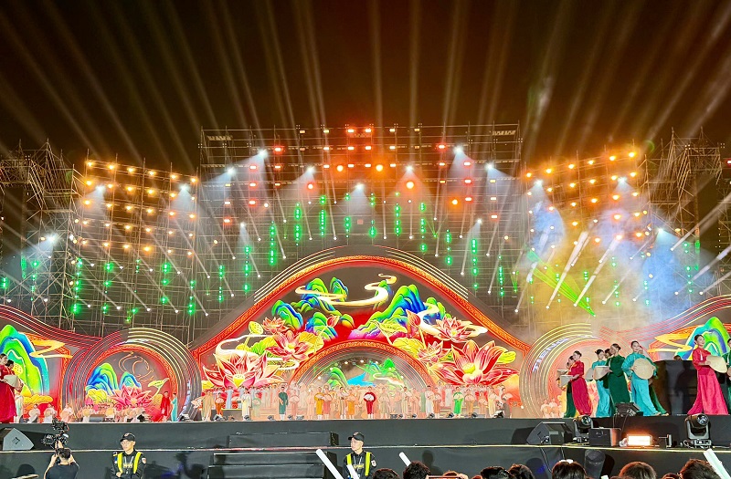 Sân khấu chương trình nghệ thuật “Thanh âm kỷ nguyên mới” được dàn dựng công phu với hệ thống âm thanh, ánh sáng hiện đại.