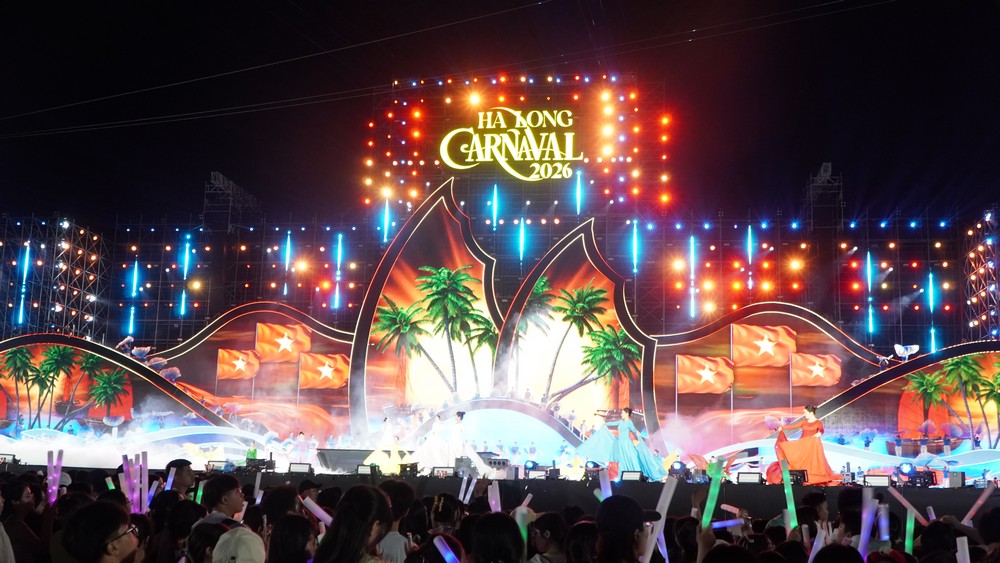 Chương tr&igrave;nh nghệ thuật khai mạc Carnaval Hạ Long 2026 được d&agrave;n dựng c&ocirc;ng phu ho&agrave;nh tr&aacute;ng.