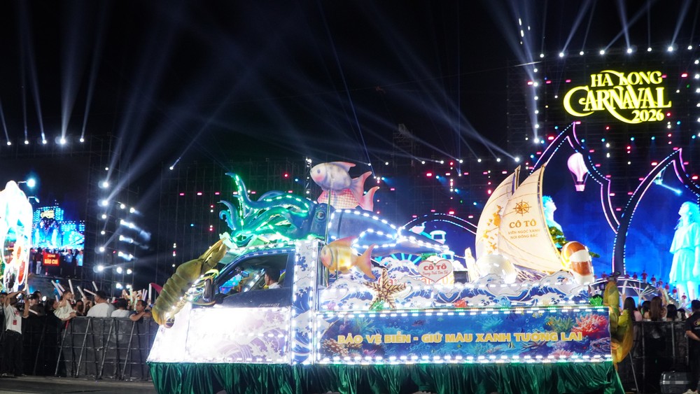 C&aacute;c đo&agrave;n diễu h&agrave;nh qua s&acirc;n khấu Carnaval Hạ Long 2026.