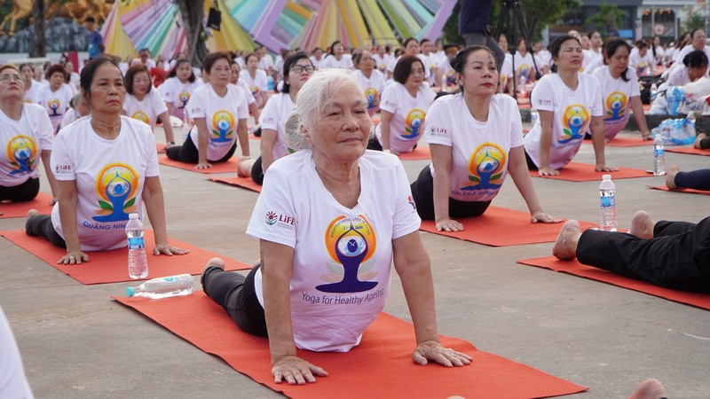 Yoga khuyến khích mỗi cá nhân chủ động chăm sóc sức khỏe và hướng tới cuộc sống an lành hơn. Ảnh Tiến Dũng