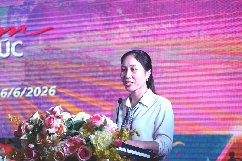 B&agrave; Nguyễn Thị Thanh Thủy, Ph&oacute; Gi&aacute;m đốc Sở Văn h&oacute;a, Thể thao v&agrave; du lịch Quảng Ninh th&ocirc;ng tin tại triển l&atilde;m. Ảnh Tiến Dũng