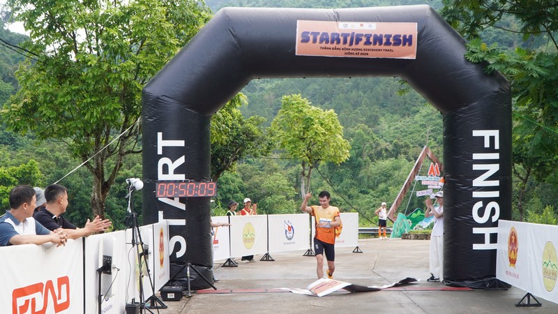 Vận động vi&ecirc;n về nhất cự ly 5km của nam. Ảnh Tiến Dũng